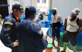 La Armada en la verificación de las identidades de los 32 migrantes rescatados de alta mar