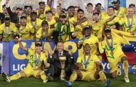 Los jugadores del Bucaramanga y el técnico Rafael Dudamel tras re ibir el trofeo de campeón del fútbol colombiano.