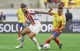 El colombiano Rafael Santos Borré disputa la pelota con Omar Alderete. 