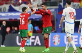 Cristiano Ronaldo felicita a Francisco Conçeicao, autor del gol de la victoria de Portugal.