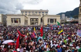 Los maestros en la manifestación del miércoles en la Plaza de Bolívar de Bogotá