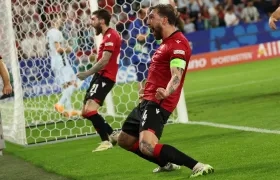 Guram Kashia, capitán de Georgia, celebra la clasificación tras derrotar 2-0 a Portugal. 