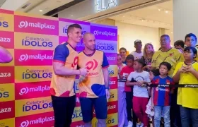 Javier Mascherano con hinchas colombianos en el Mallplaza Buenavista. 