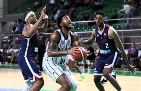 Jalen Dupree se apresta a lanzar ante la presión de Jesús Medina y Tonny Trocha.