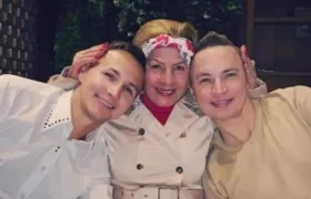 Jhonier Leal junto a su mamá y su hermano. 