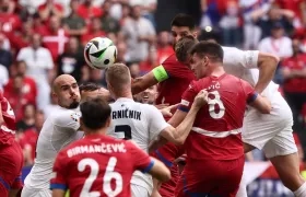 Luka Jovic (8) cabecea hacia el pórtico esloveno para marcar el gol del empate de Serbia.  