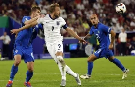 Harry Kane, capitán de Inglaterra, se apresta a recibir la pelota ante la marca de Jaka Bijol.