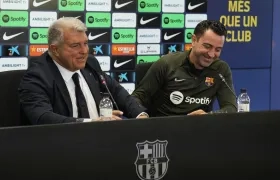 Joan Laporta y Xavi Hernández, técnico saliente del Barcelona. 