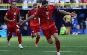 Robert Lewandowski celebra tras marcar, de penalti, el gol del empate ante Francia.