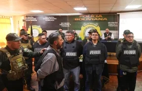Varios policías escoltan a algunos de los militares capturados este jueves en Bolivia
