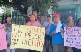 Los usuarios de la Clínica de la Policía en el plantón de hoy viernes