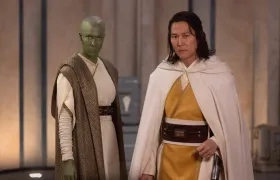 Rebecca Henderson en el papel de Vernestra Rwoh y Lee Jung-jae como Master Sol.