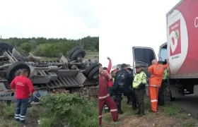 El vehículo cargado con alimentos volcado este viernes en Tasajera