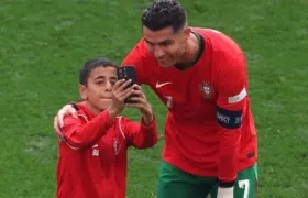 El niño que saltó a la cancha en pleno partido Turquía-Portugal logro la foto con Cristiano