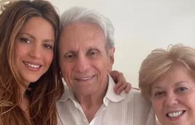Shakira junto a sus papás.