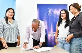 El gerente general de Triple A Ramón Hemer firma la prórroga del contrato en el municipio de Soledad. Lo observa la alcaldesa Alcira Sandoval