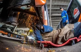 Personal a cargo de los trabajos de mantenimiento de la flota de Transcaribe