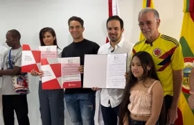 El pistero Cristian Ortega acompañado por el director de Indeportes, Iván Urquijo, y el gobernador del Atlántico Eduardo Verano. 