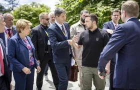 El presidente Vladimir Zelensky saluda a los Jefes de Estado y delegados de la cumbre que terminó en Suecia