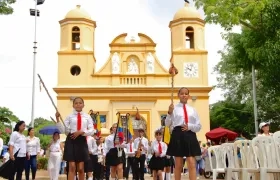 Instituciones educativas durante recorrido por las principales calles del municipio.