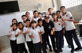 Alcalde Char compartiendo con los estudiantes. 