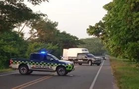 La Policía cerró la vía para verificar si había algún explosivo en la zona. 