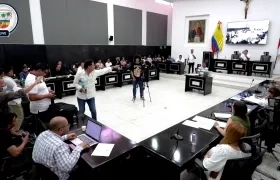 Momento en que Horacio Brieva manifiesta su molestia por no poder hablar en el debate.