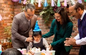 Cortesía por la plataforma Prime Video de los actores Jorge Enrique Abello (i), Ana María Orozco (c), Jorge Herrera (d), durante un fragmento de la serie ‘Betty la fea, la historia continúa’.