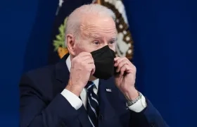 Biden usando la mascarilla.