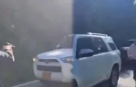 Momento en que las autoridades detuvieron la caravana de camionetas en que viajaban disidencias de las FARC. 