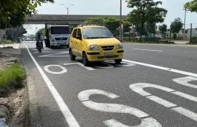 Carril de 'Solo Bus' en la Circunvalar. 