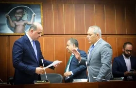 Marcos Daniel Pineda posesionando a José David Name.