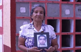 Doña Blanca con el retrato de su hijo fallecido.