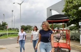 Ana María Aljure, Gerente de Ciudad, durante la entrega de los bicicoches y motocarros.