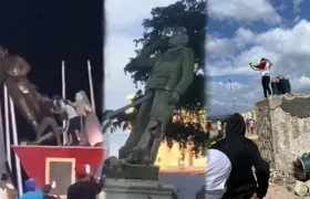 Varias estatuas de Hugo Chávez fueron derribadas. 