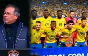 Gustavo Petro y jugadores de la selección.