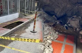 Hueco en donde cayó la mujer.