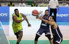 Juan Cárdenas, de Titanes, busca apoderarse del balón durante el juego contra Búcaros.