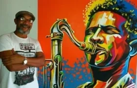 El pintor cartagenero Javier Flórez Barrios con una de sus obras.