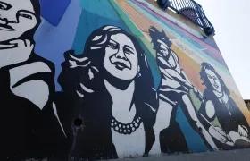 Un mural muestra a la vicepresidenta Kamala Harris en una pared de la escuela primaria Thousand Oaks. 