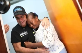 El Alcalde Alex Char con una de las beneficiarias.