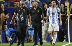 Messi lesionado en el partido ante Colombia.