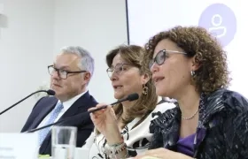 Néstor Osuna, la nueva ministra de Justicia Ángela Buitrago y Mariana Ardila.