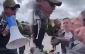 'Pacho' Santos jalando a soldado retirado.