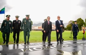 Petro junto al ministro de Defensa, Iván Velásquez, y la cúpula de la Fuerza Pública.