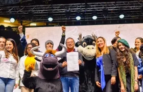 El presidente Gustavo Petro al sancionar la ley que prohíbe la corrida de toros en el país. 