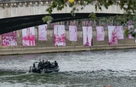 Patrullas vigilan el río Sena.