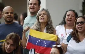 Venezolanos en el consulado de su país en ciudad de Panamá. 