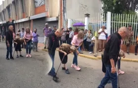 Momento en que la mujer llegó acompañada de sus allegados a un centro de votación. 