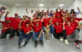 Integrantes de la selección Atlántico sub-15 de béisbol posando con los diputados del Atlántico.